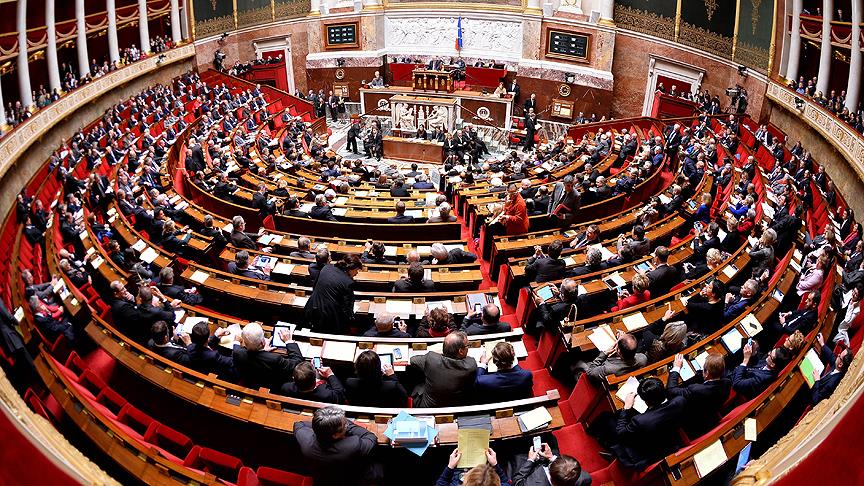 Fransız meclisinde ceket ve kravat zorunluluğu kalktı