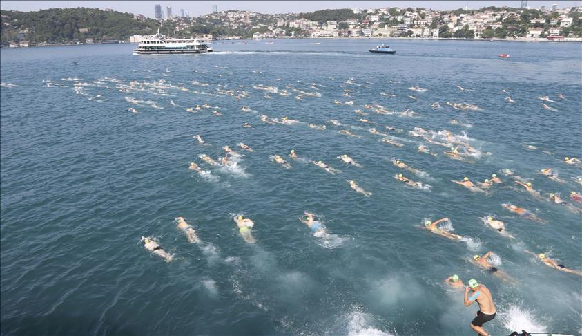 Istanbul: Hiljade plivača preplivalo Bosfor iz Azije u Evropu