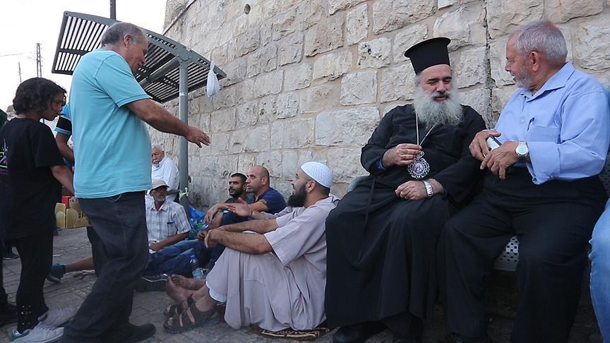 مسيحيون ومسلمون يتضامنون مع المسجد الأقصى أمام كنيسة "المهد" 