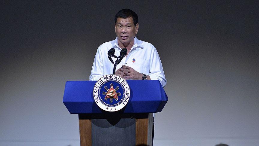 Philippines: Duterte faces protestors after speech  