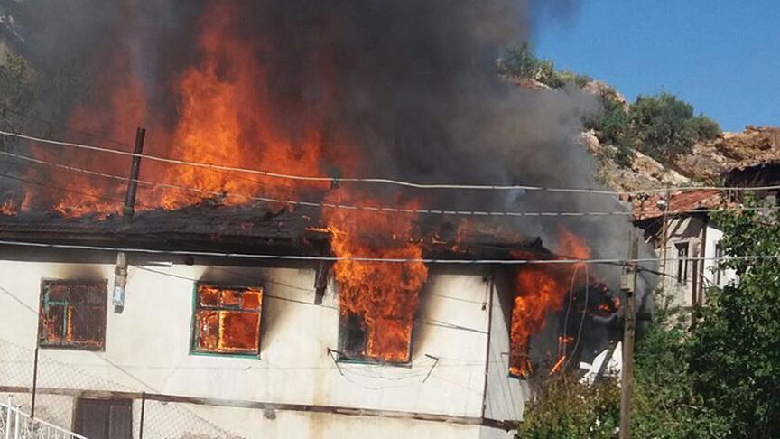Ankara'daki yangında 2 ahşap ev kullanılamaz hale geldi