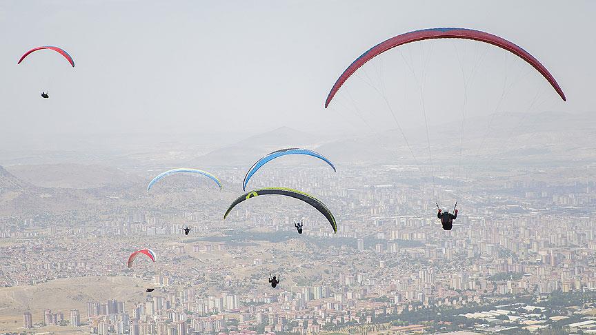 8. Uluslararası Ali Dağı Yamaç Paraşütü Şampiyonası'nda ikinci gün