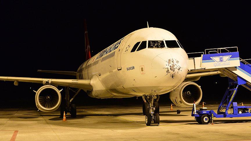 Kokpit camı çatlayan uçak Çanakkale'ye acil iniş yaptı