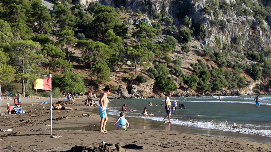 İztuzu Plajı gündüz turistlerin gece caretta carettaların