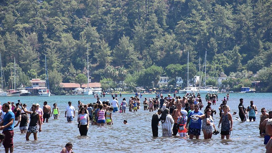 حس راه رفتن بر روى آب در سواحل مارماریس ترکیه