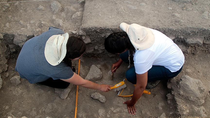 French archaeologists uncover 'little Pompeii'