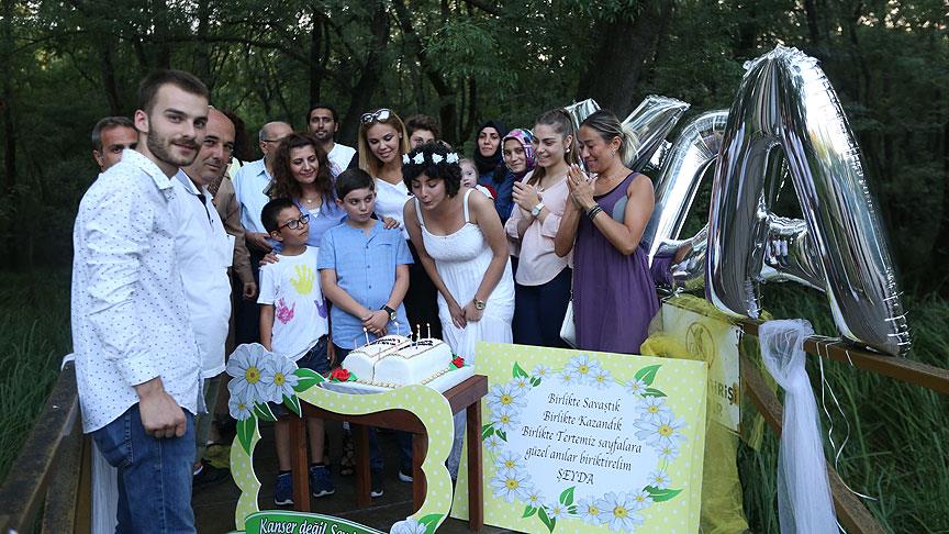 Lösemiyi yenmesini pasta keserek, balon uçurarak kutladı