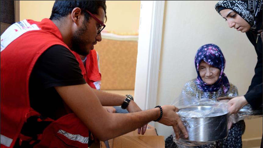 الهلال الأحمر التركي يوزع مساعدات على لاجئين سوريين جنوبي البلاد     