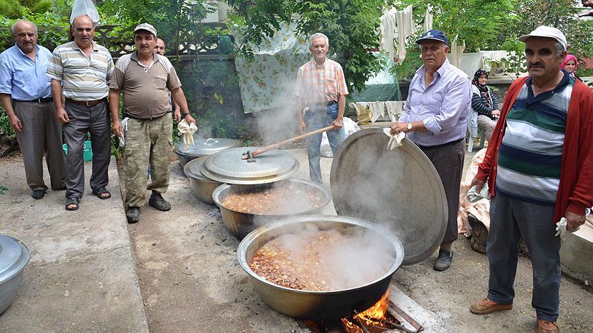 Mezarlıkta yemek geleneği 350 yıldır sürüyor
