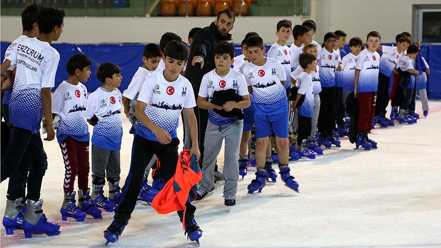 Erzurum'da sıcak havada buz pateni keyfi