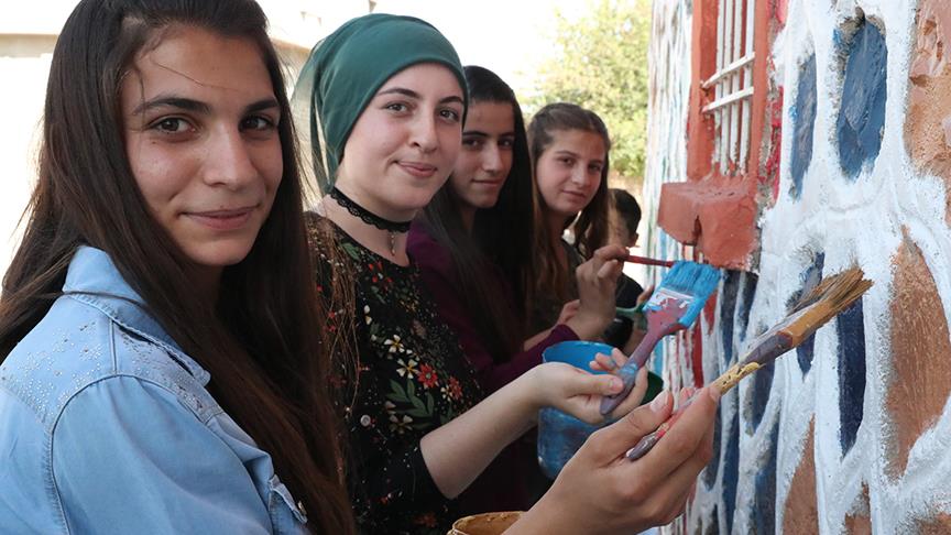 Mardinli kız çocukları okullarını boyadı