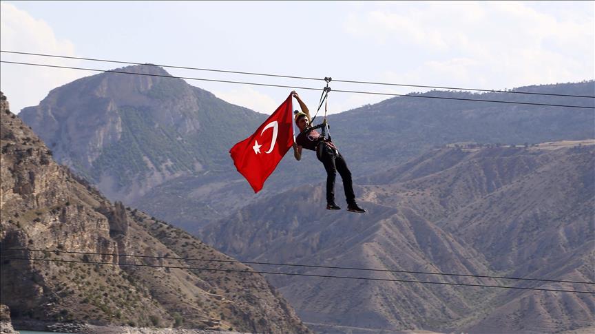 Teleferikten esinlenerek sakin şehre 'zipline' kurdu
