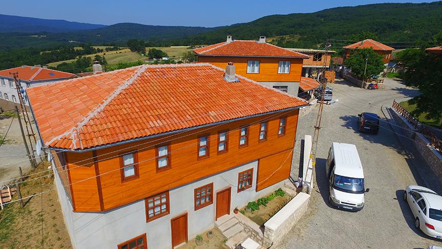 'Makyajlanan köy' turistin gözdesi oldu