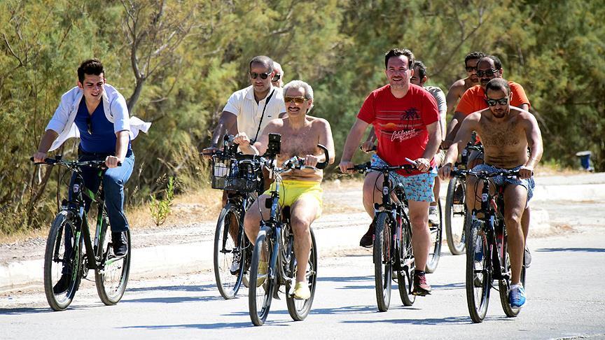 Le prince Walid bin Talal en vélo à Bodrum