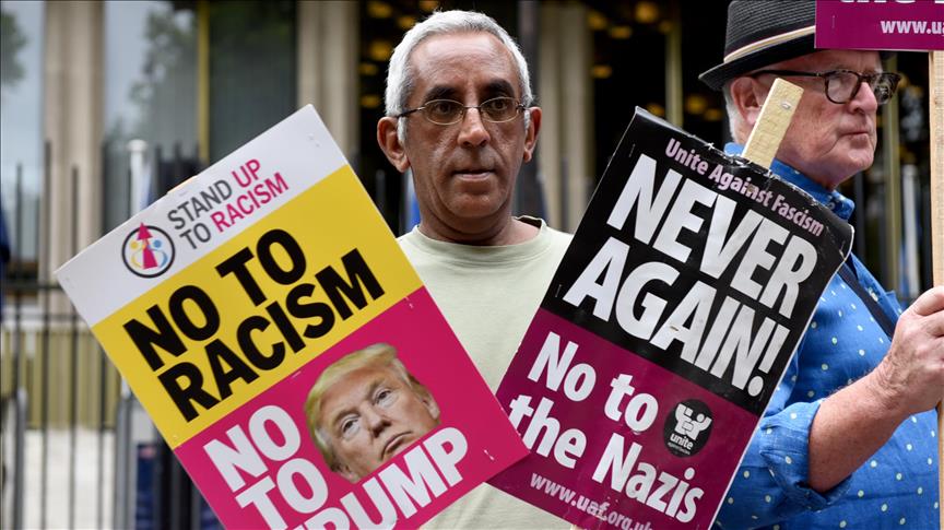 Más ejecutivos renuncian al Consejo de Trump tras violencia racista