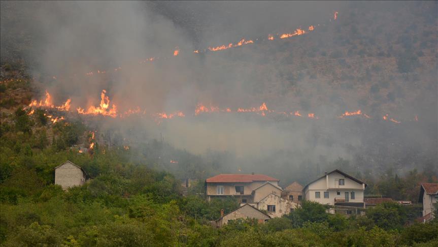 Požari južno od Mostara ugrožavaju obiteljske kuće, kiša olakšava posao vatrogascima