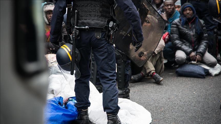 Policia e Parisit largon një tjetër kamp emigrantësh të improvizuar