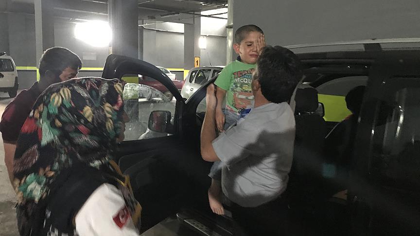 Otomobilde bırakılan çocuğu hastane personeli ve vatandaş kurtardı