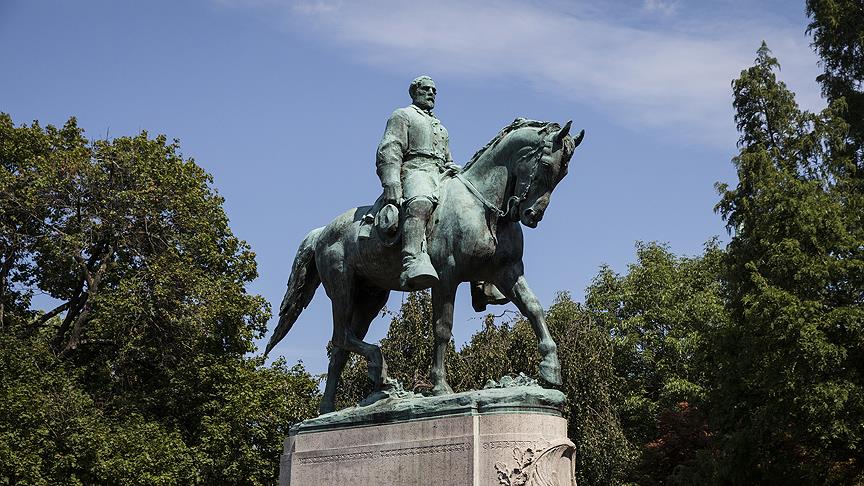 Charlottesville, Virginia'dan 'heykeller'i kaldırmak için yetki istedi