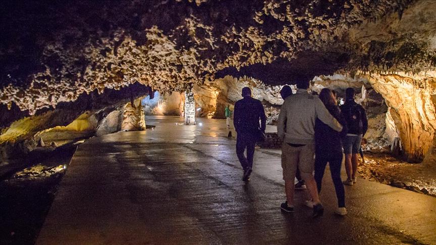Lipska pećina, turistička atrakcija na Cetinju: Izazovno putovanje kroz podzemni svijet 