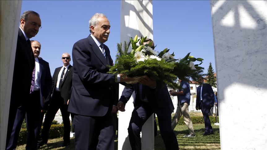 Turski ministar Ahmet Esref Fakibaba položio cvijeće na mezar Alije Izetbegovića