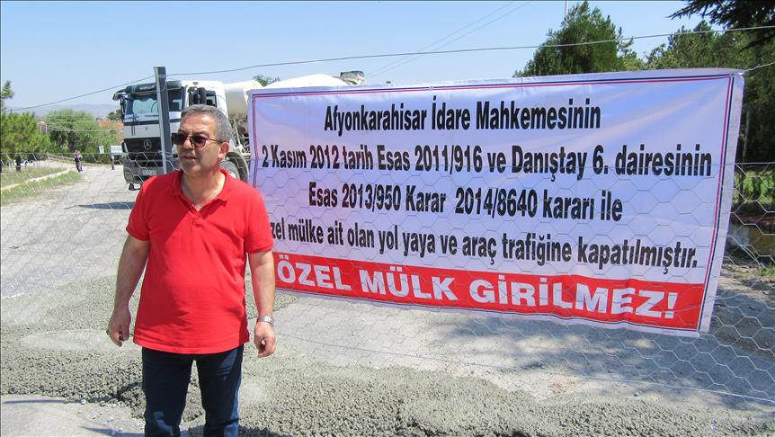 'Tapulu arazim' diyerek yolu trafiğe kapattı