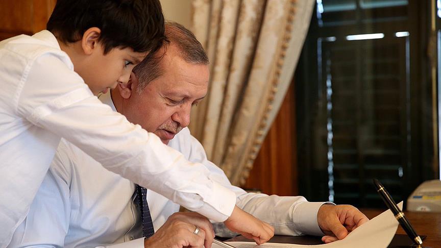 Cumhurbaşkanı Erdoğan, torunuyla fotoğraflarını paylaştı