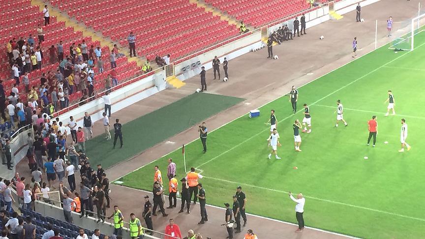 Sahaya giren taraftar futbolcu Deniz Naki'ye saldırdı