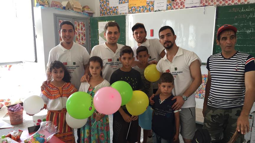 TİKA gönüllüleri Cezayir'de okul boyadı