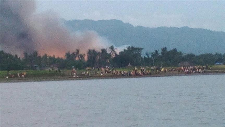 Video shows Rohingya fleeing violence in Myanmar