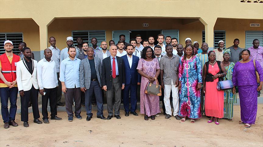  TİKA'nın gönüllüleri Burkina Faso'da okul onardı