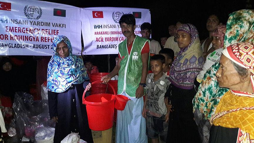İHH Arakanlı Müslümanlara gıda ve yaşam malzemesi ulaştırdı