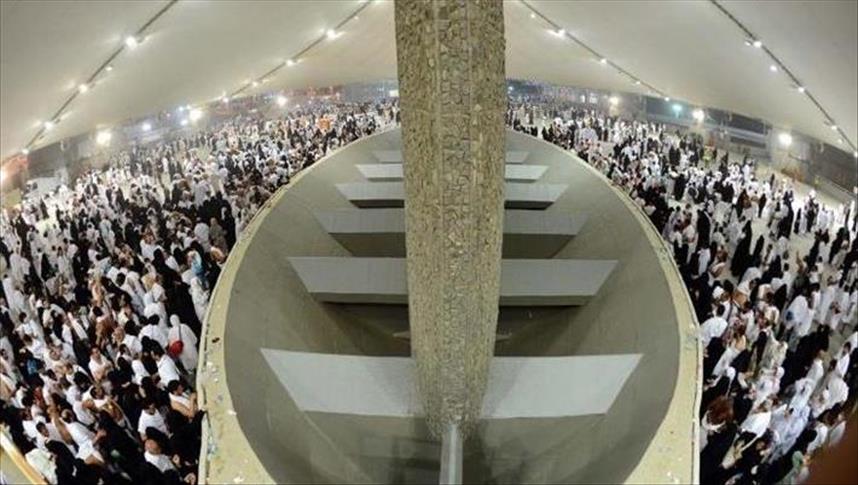 الحجاج يواصلون رمي الجمرات والمتعجلون يختتمون المناسك