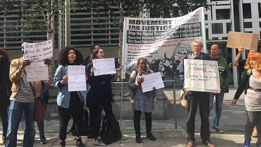 Londra’da yabancıların kötü muamele gördüğü tutukevi protesto edildi