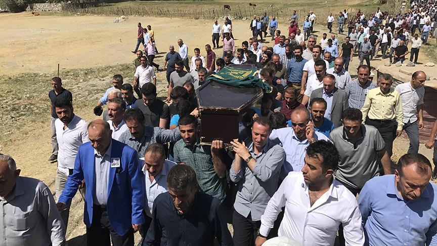 PKK'lı teröristlerin saldırısında ölen 2 işçinin cenazesi toprağa verildi