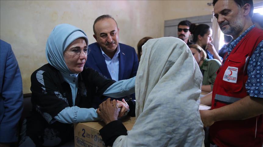 Turkey's first lady distributes aid at Rohingya camp