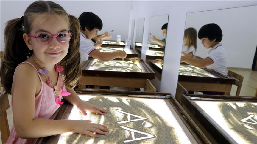 تعلم كيفية الرسم بالرمل الم لون داخل القارورات Youtube