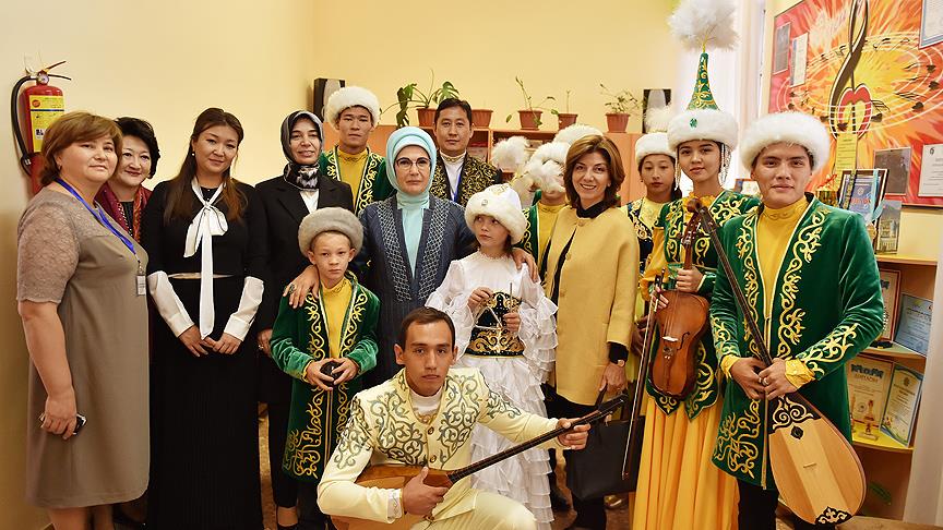 Emine Erdogan Astana Da Yetimhane Ziyaret Etti