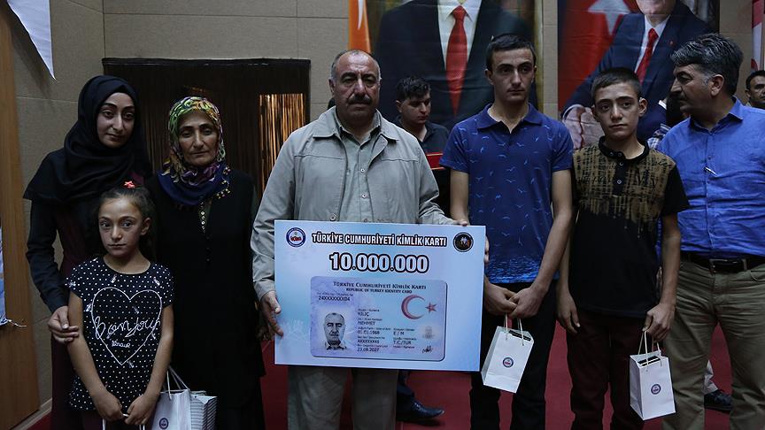 10 milyonuncu çipli kimlik sahibine verildi