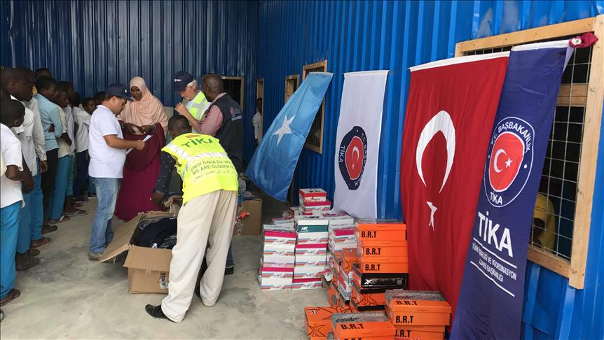 Турция распределила одежду среди детей сирот в Сомали 