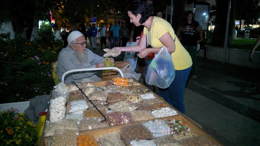 Altınoluk'un 92 yaşındaki "Çerezci Dede"si