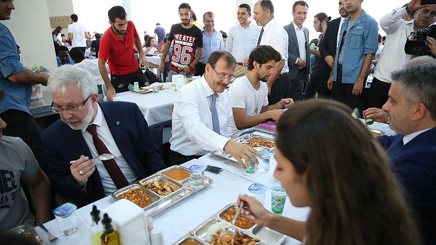 Başbakan Yardımcısı Çavuşoğlu öğrencilerle yemek yedi