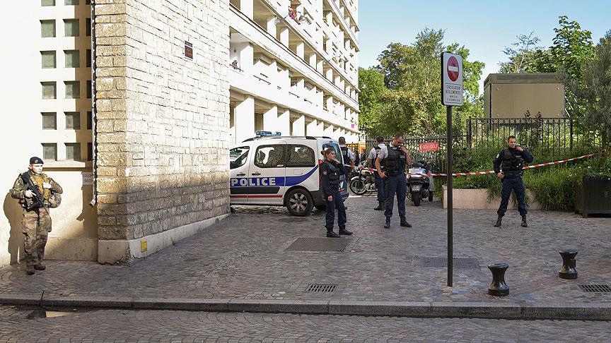 Paris'te bir askere bıçaklı saldırı