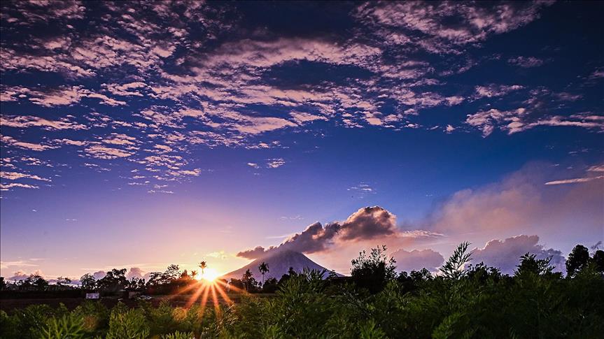 Tujuh kali gempa vulkanik, status Gunung Agung waspada