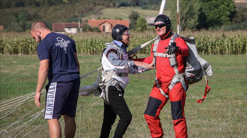 Penzioner iz Dervente u 82. godini skočio sa padobranom