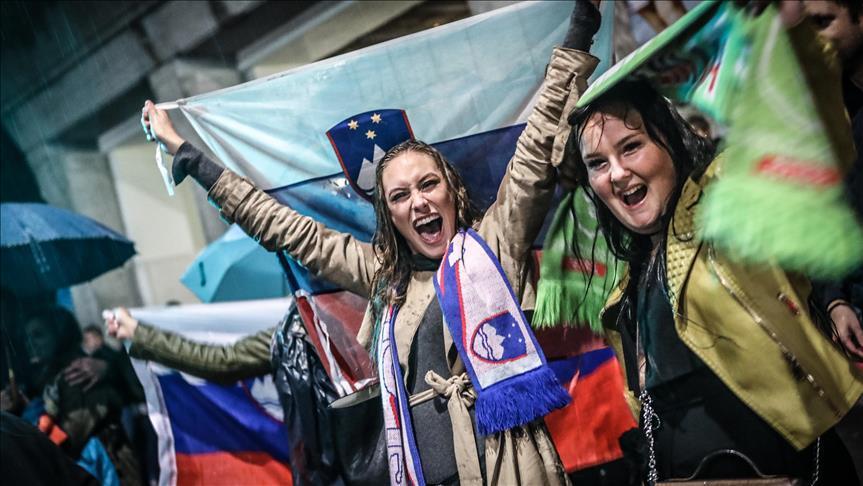 Словенците низ улиците на Љубљана ја славеа титулата кошаркарски прваци на Европа
