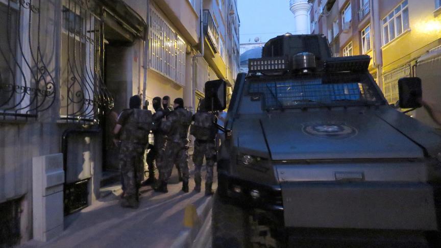İzmir'de FETÖ'nün eğitim ve mali yapılanmasına operasyon