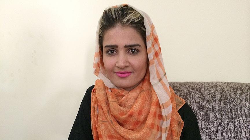 Afgan kadın oyuncunun meslek aşkı engel tanımıyor
