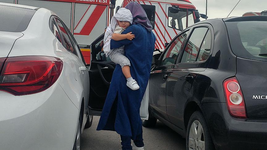 Otomobilde mahsur kalan bebeği itfaiye ekipleri kurtardı