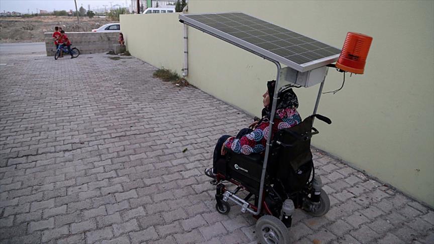 تركي يصنع لزوجته المريضة كرسيا متحركا يعمل بالطاقة الشمسية